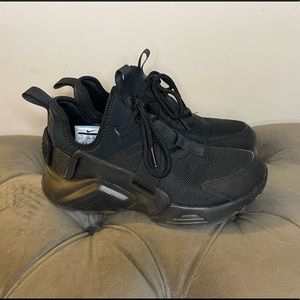 🖤PRICE DROP🖤: Black Nike Huraches